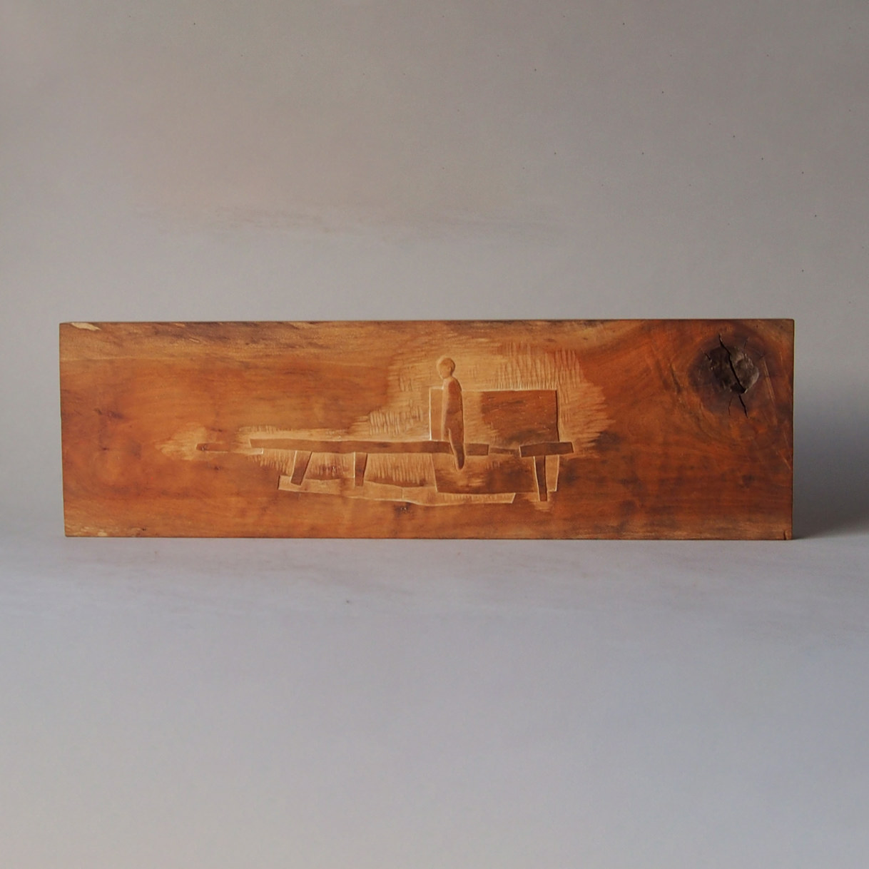 少年、物思いながら橋を渡る